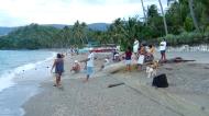 Asisbiz Locals working together to bring in the catch of the day Varadero Bay Tabinay Philippines 13