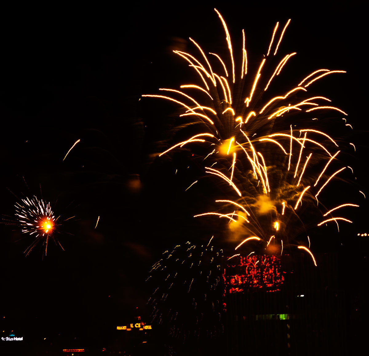 Asisbiz New Year 2011 Fireworks Makati Philippines 042