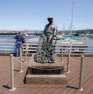 Asisbiz The fisherman statue by Jesse Corsaut Old Fishermans Grotto Wharf Monterey CA 02