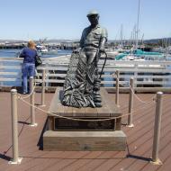 Asisbiz The fisherman statue by Jesse Corsaut Old Fishermans Grotto Wharf Monterey CA 03