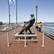 Asisbiz The fisherman statue by Jesse Corsaut Old Fishermans Grotto Wharf Monterey CA 09