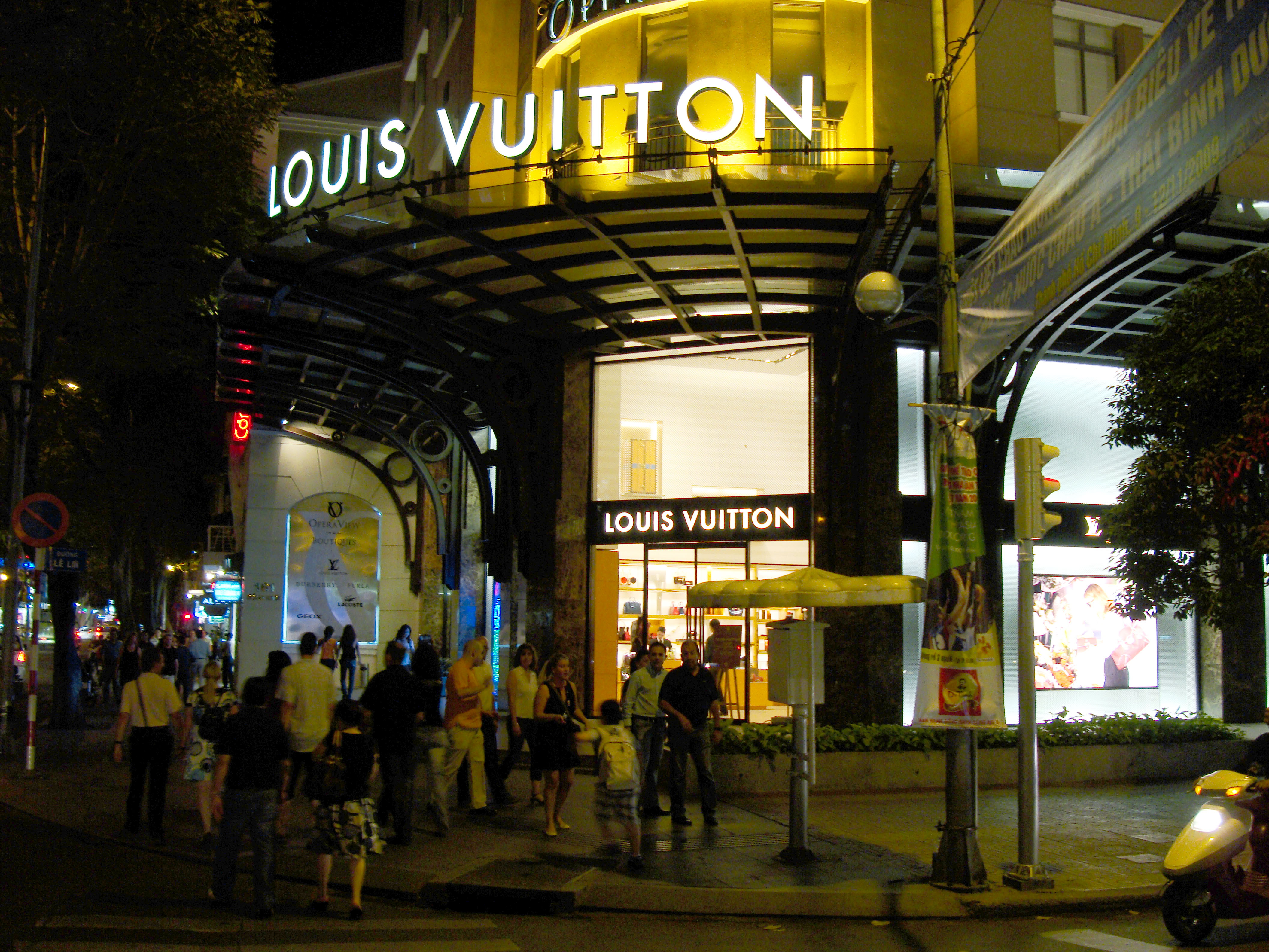 Asisbiz Vietnam Shops Louis Vuitton Nov 2009 01
