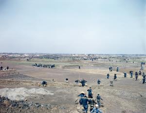 Asisbiz WWII color photo of Chinese laborers constructing an Airbase for Boeing B 29s in China 01