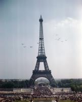 Asisbiz Crowds of Frenchmen and American soldiers watch the plane formation flying by the Eiffel Tower 1945 01