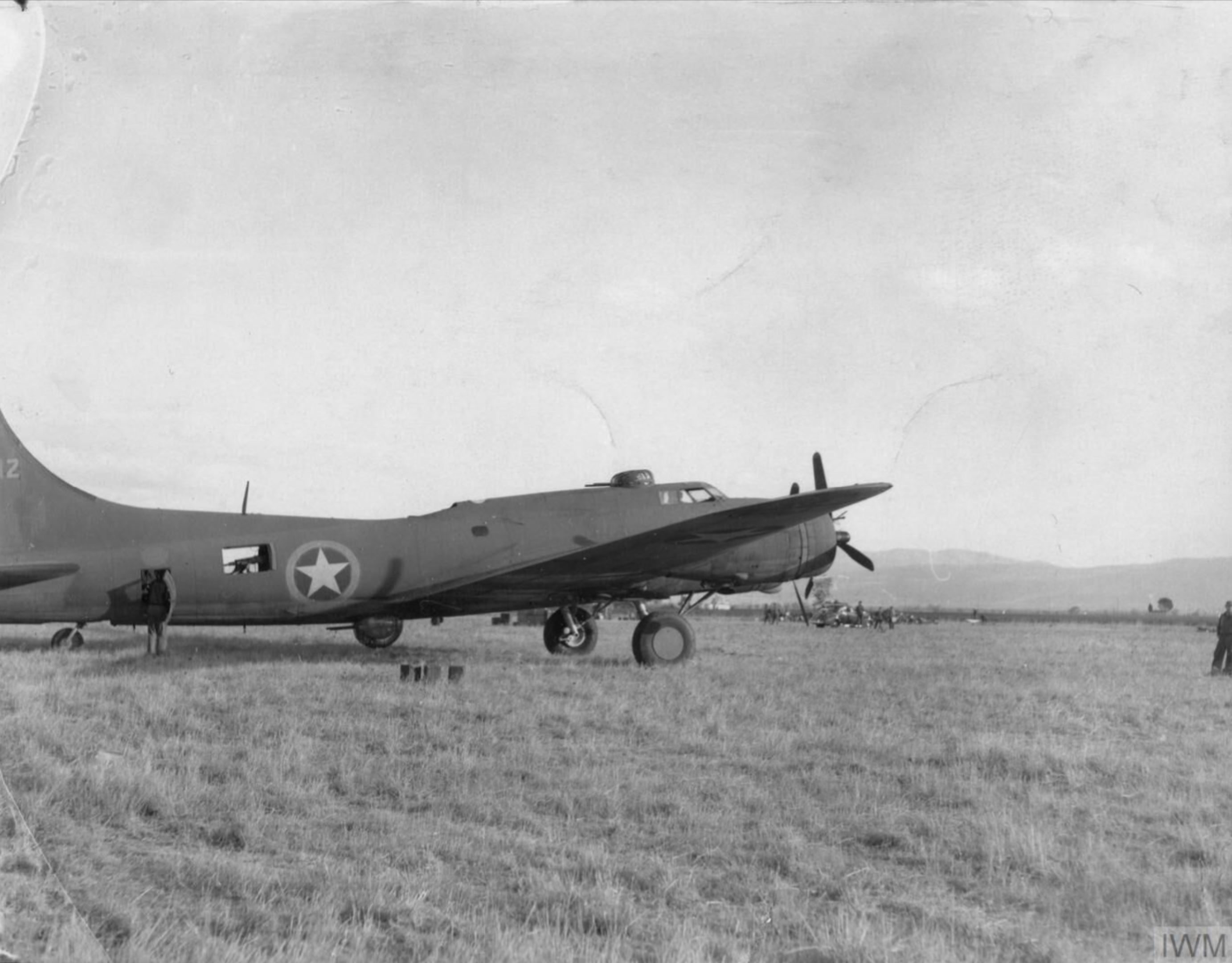 Asisbiz 41 24412 B-17F Fortress 12AF 301BG Flying Flit Gun At Maison ...