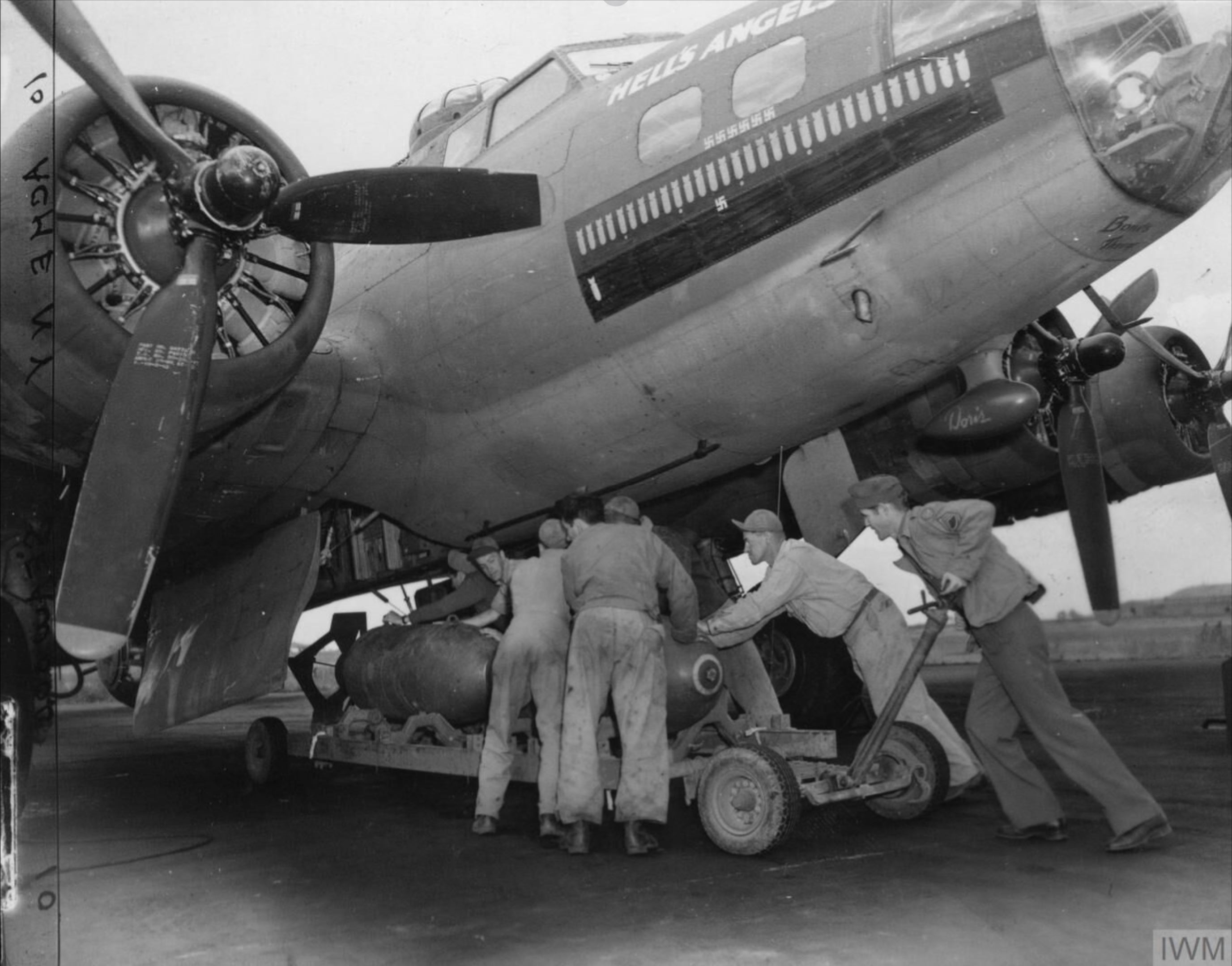 Asisbiz 41 24577 B-17F Fortress 8AF 303BG358BS VKD Hell's Angels Being ...