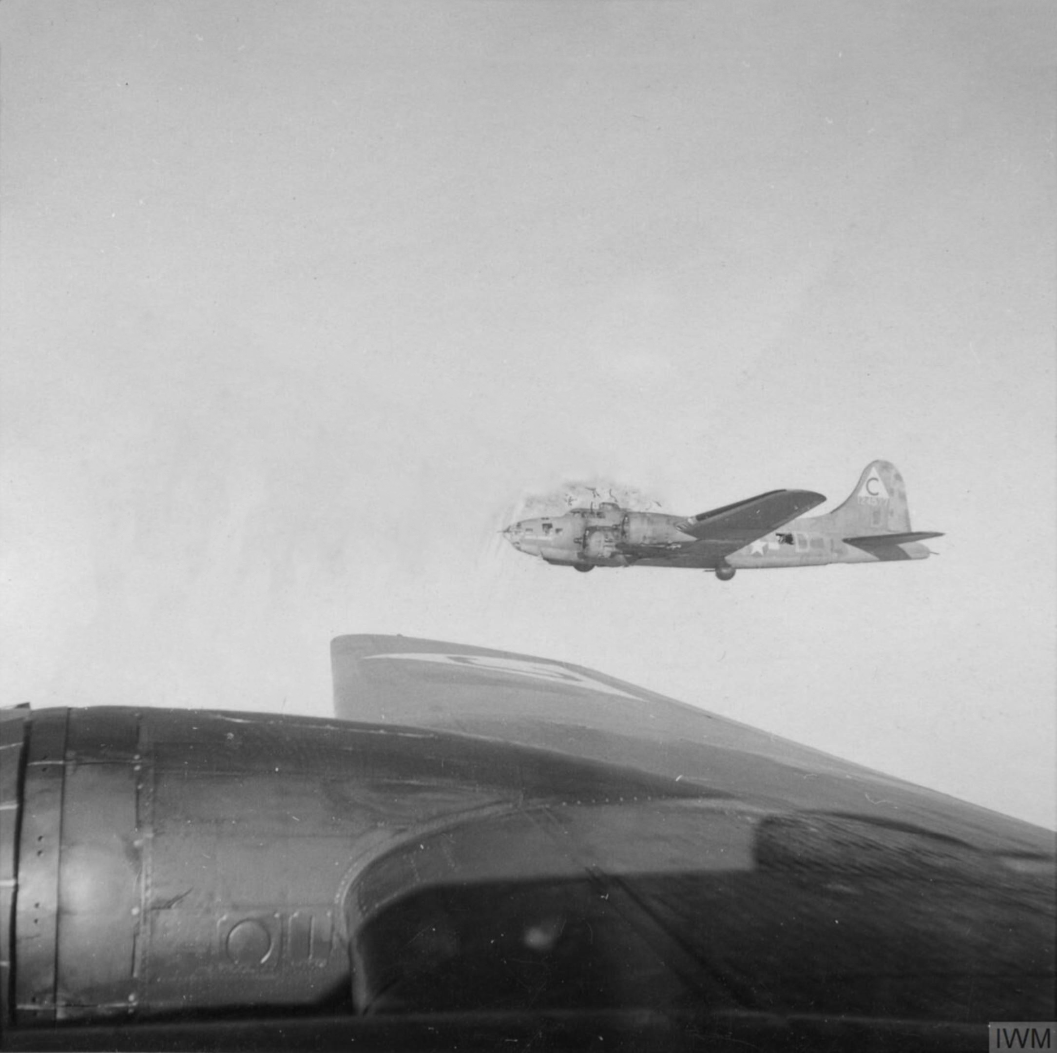 Asisbiz 41 24577 B-17F Fortress 8AF 303BG358BS VKD Hell's Angels In ...