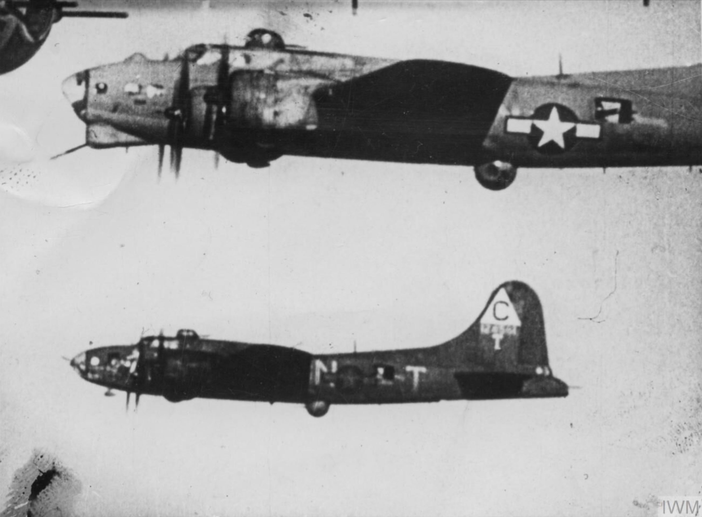 Asisbiz Boeing B-17 Fortresses 8AF 303BG In Formation During A Mission ...