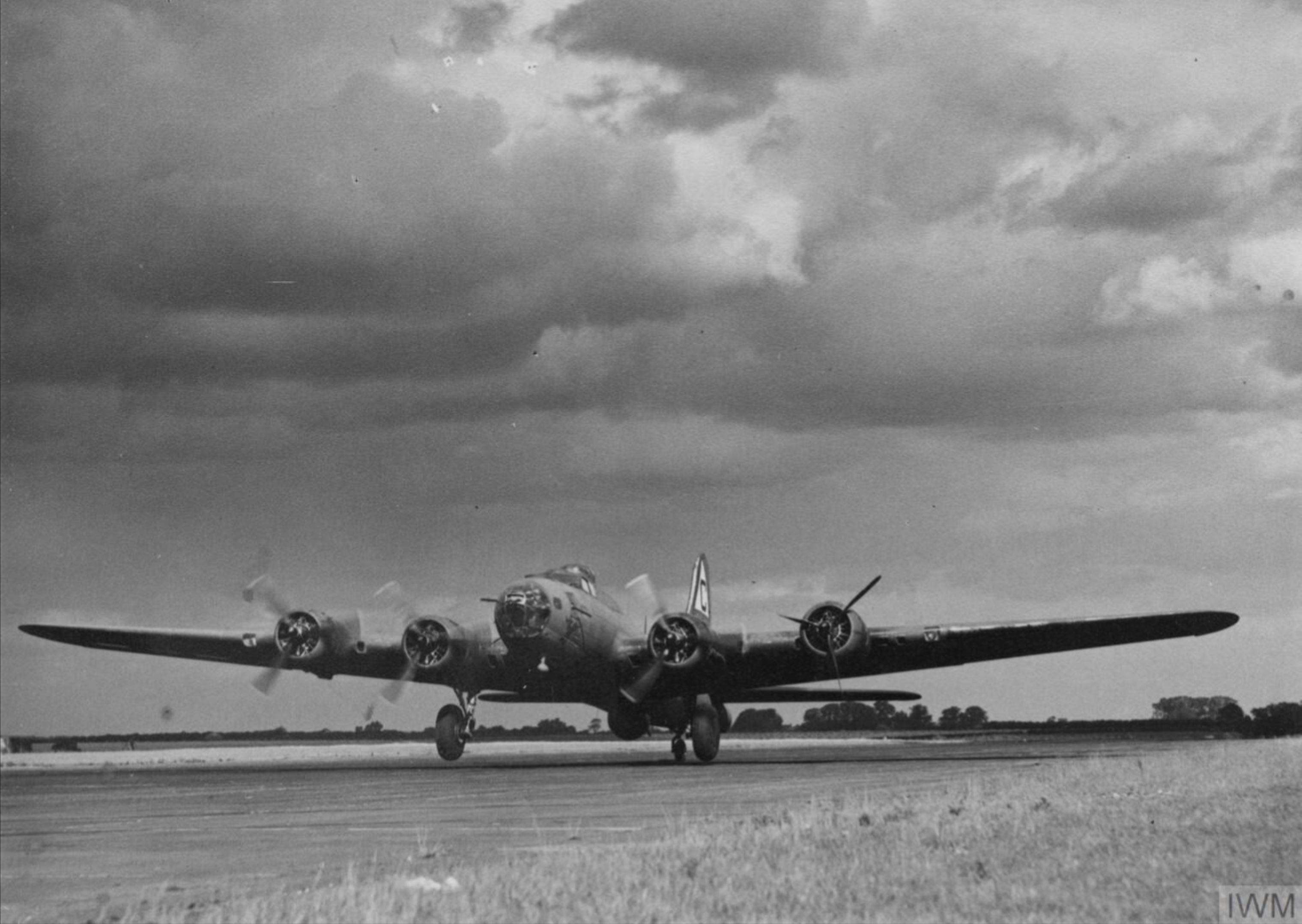 Asisbiz Boeing B-17F Fortress 8AF 303BG Kicking Horse Lands With One ...