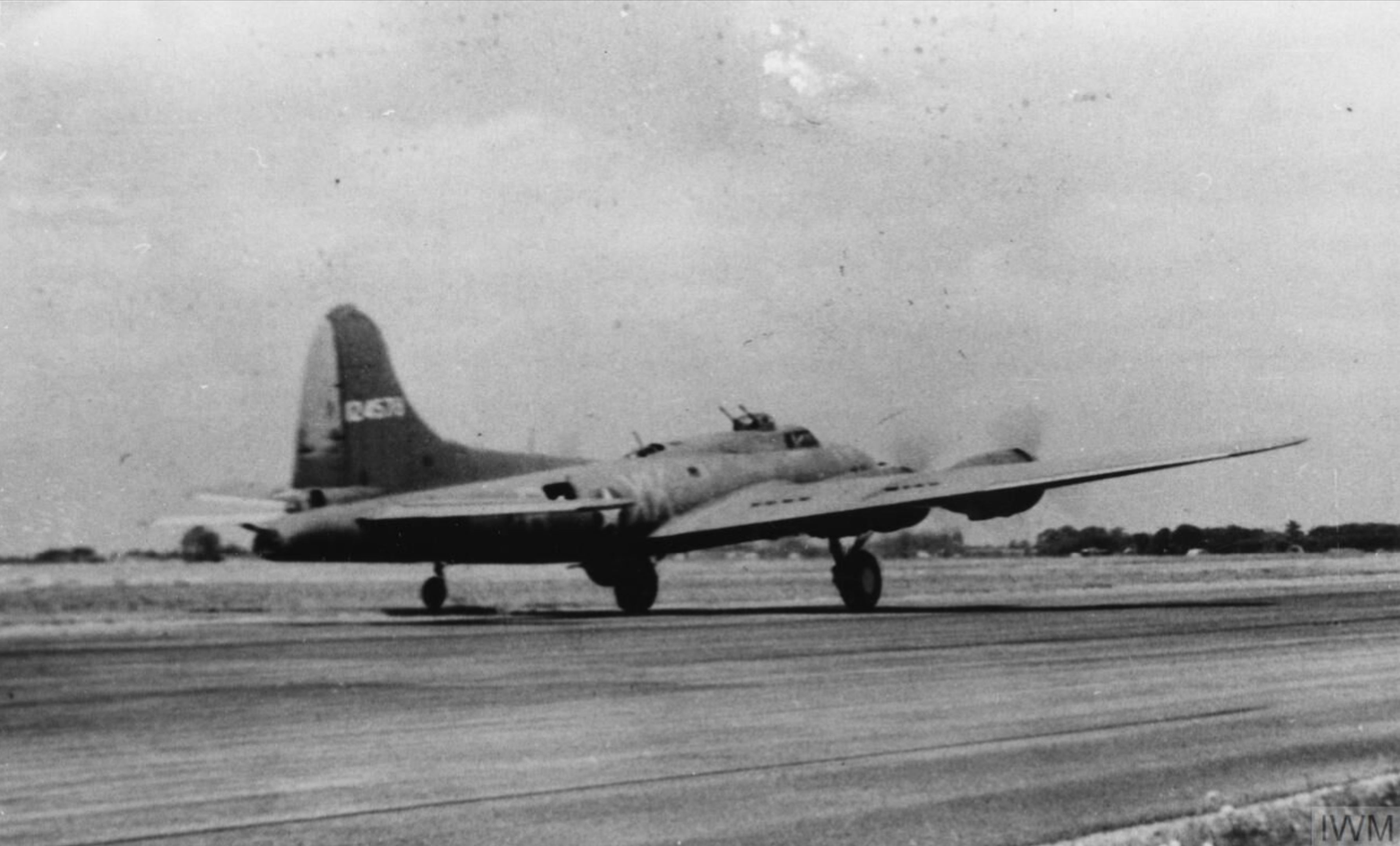 Asisbiz 41 24576 B-17F Fortress 8AF 305BG366BS KYR Rigor Mortis Taking ...