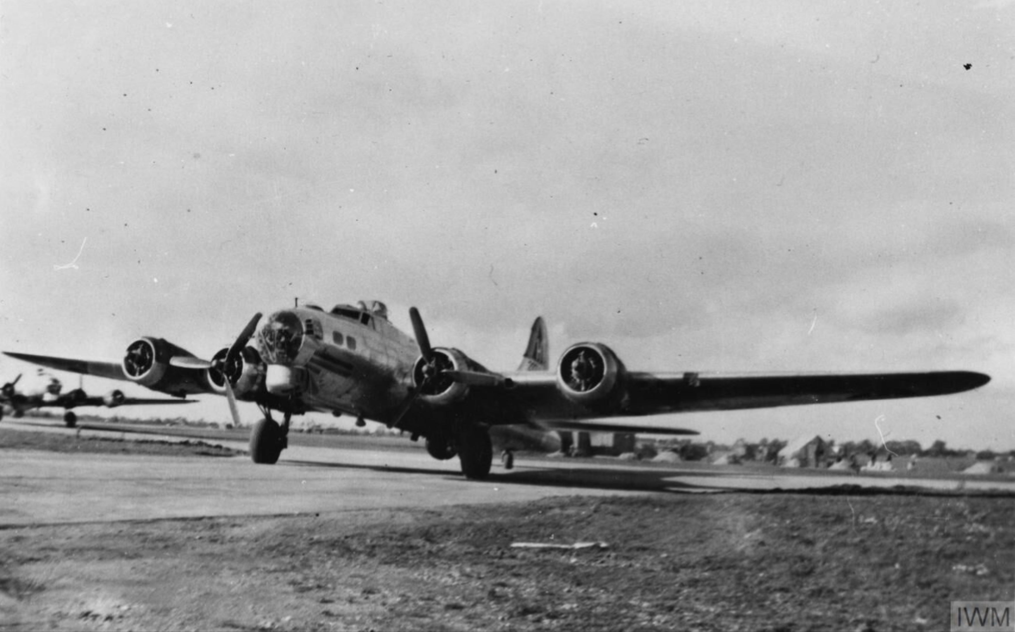 Asisbiz Boeing B-17G Fortress 8AF 306th Bomb Group Prepares For Take ...