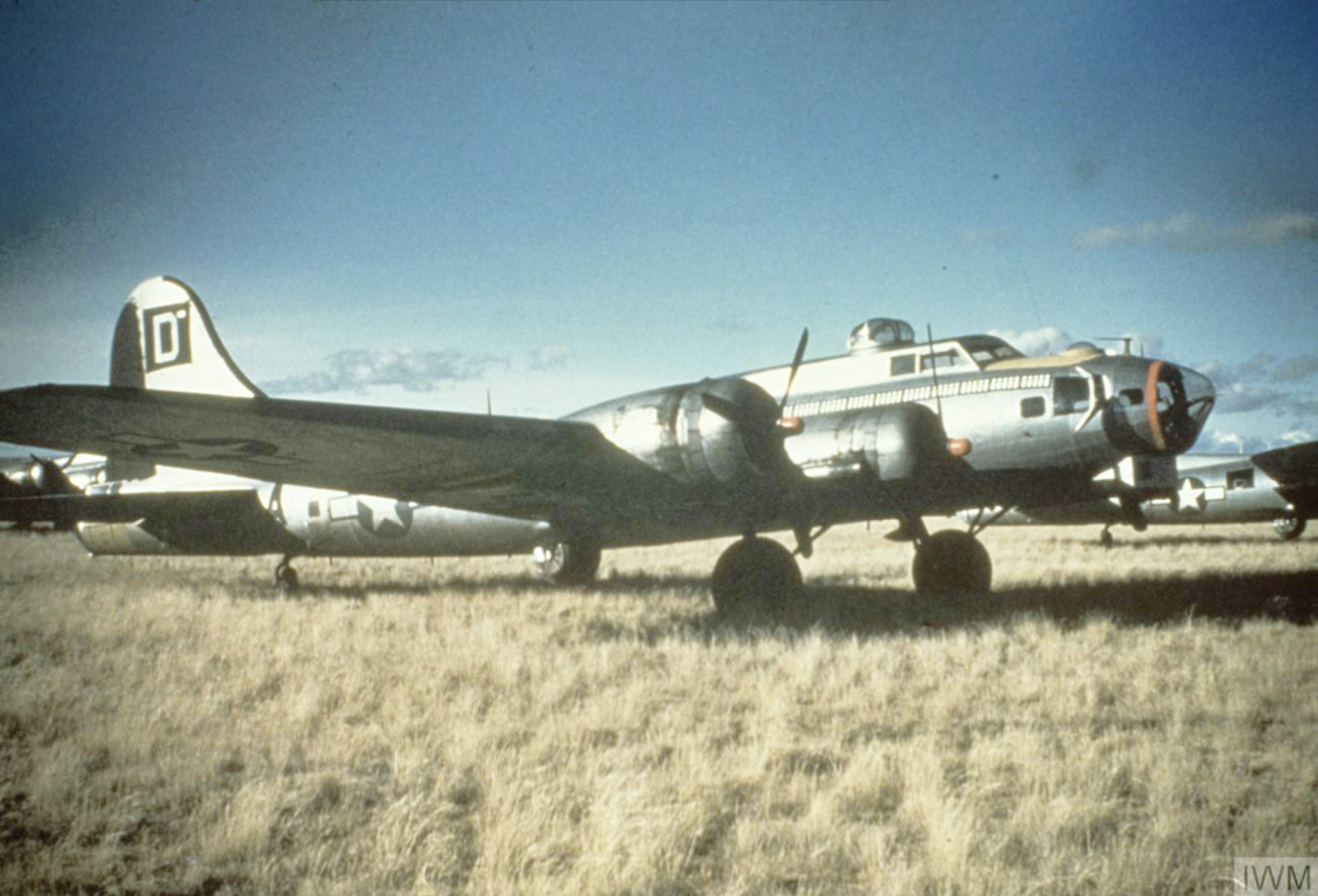 Asisbiz Boeing B-17G Fortresses 8AF 306BG In Sandia New Mexico 1946 FRE5910