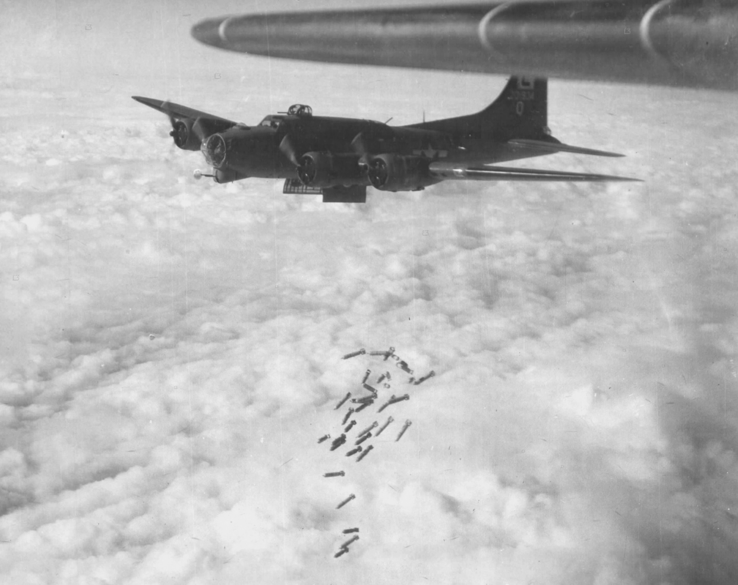 Asisbiz 42 31934 B-17G Fortress 8AF 452BG731BS 7DQ Marie Helena over ...