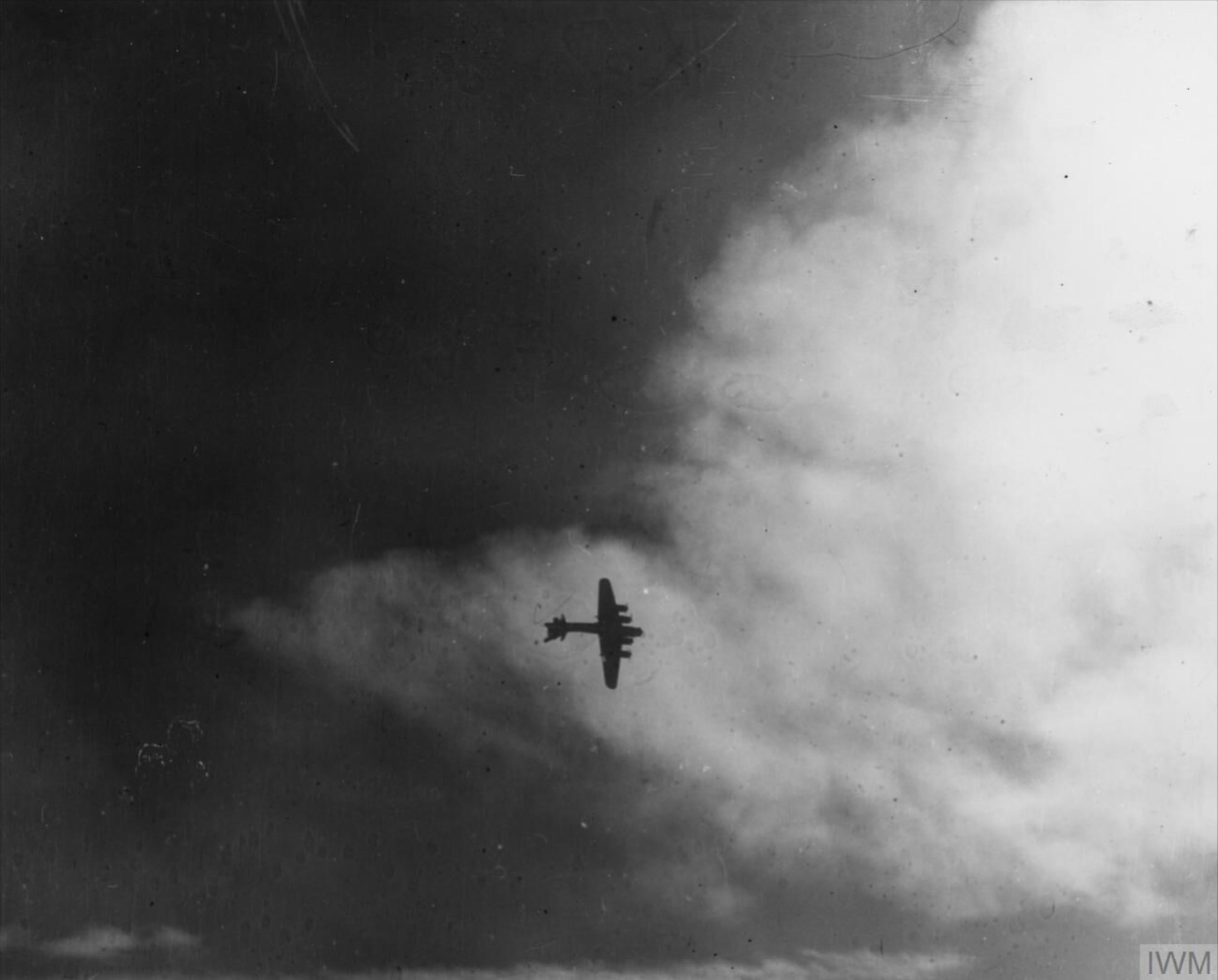Asisbiz Boeing B-17G Fortress 8AF 487BG hit by flak during the raid on ...