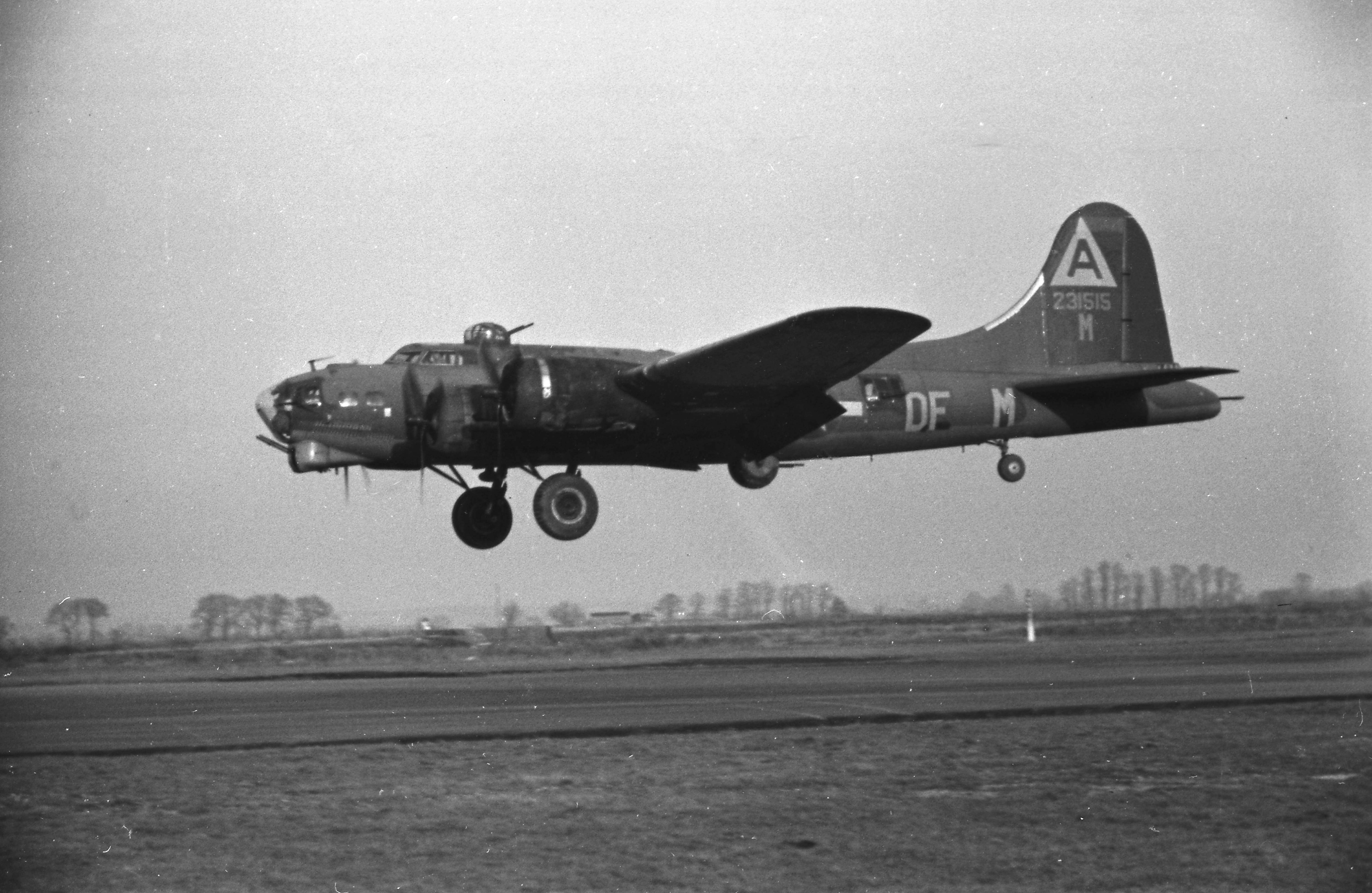 Asisbiz 42 31515 B-17G Fortress 8AF 91BG324BS DFM The Wild Hare landing