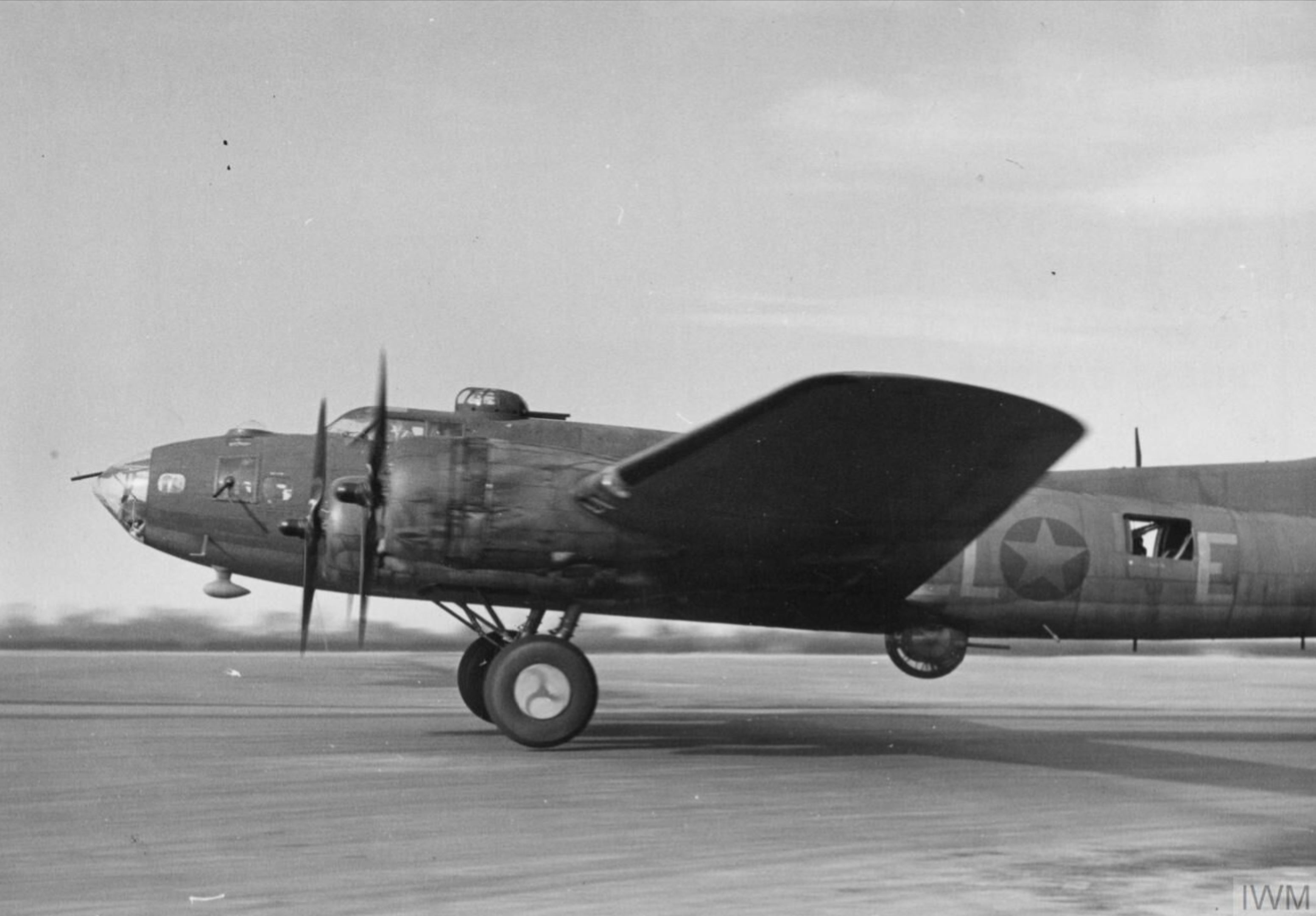 Asisbiz Boeing B-17F Fortress 8AF 91BG401BS LLE Takes Of From Its Base ...