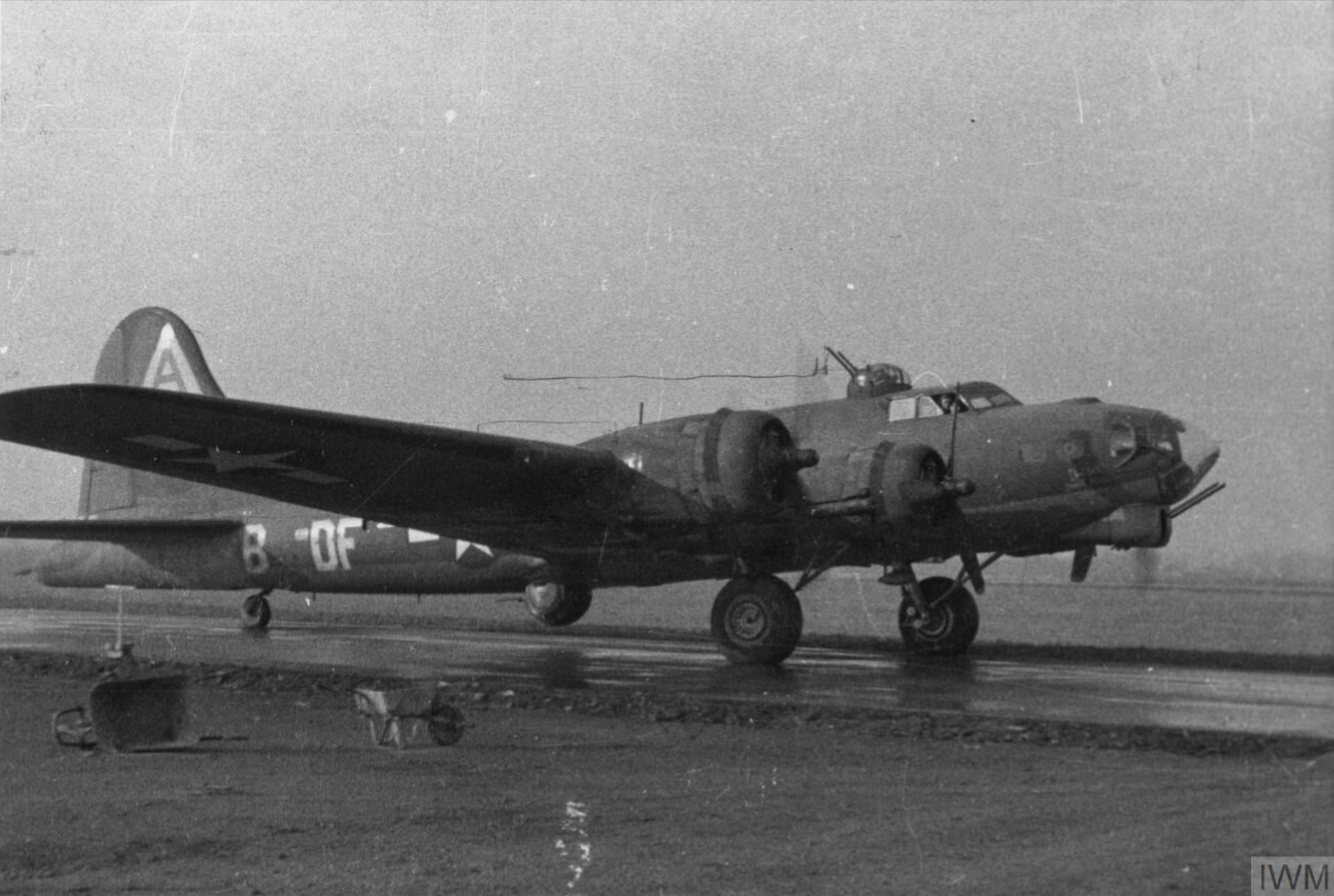 Asisbiz Boeing B-17G Fortress 8AF 91BG324BS DFB Right Side Prepares For ...