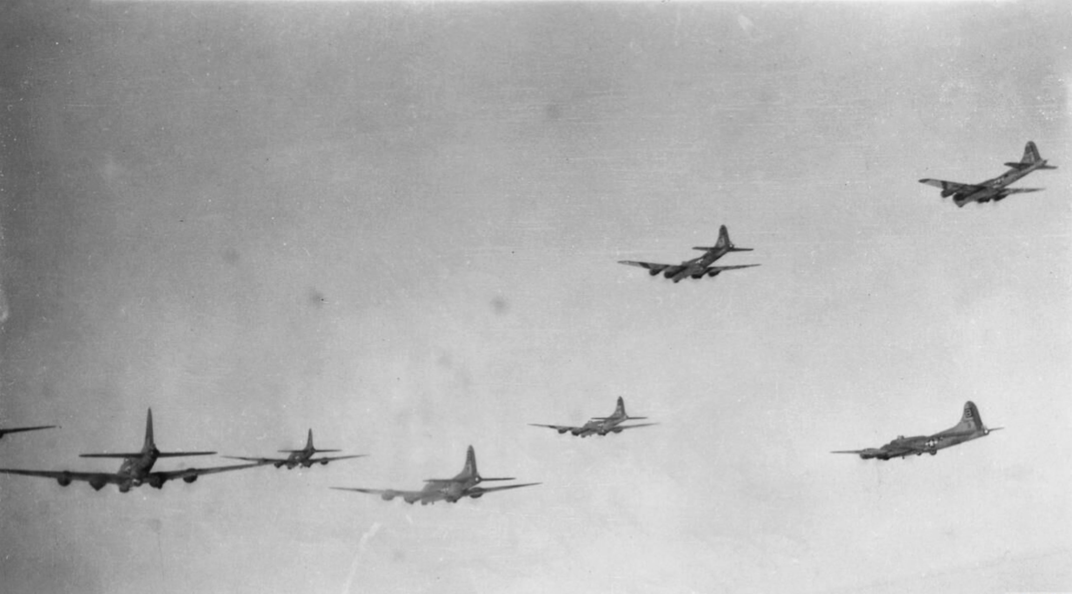 Asisbiz Boeing B-17 Fortresses 8AF 95th Bomb Group Fly In Formation ...