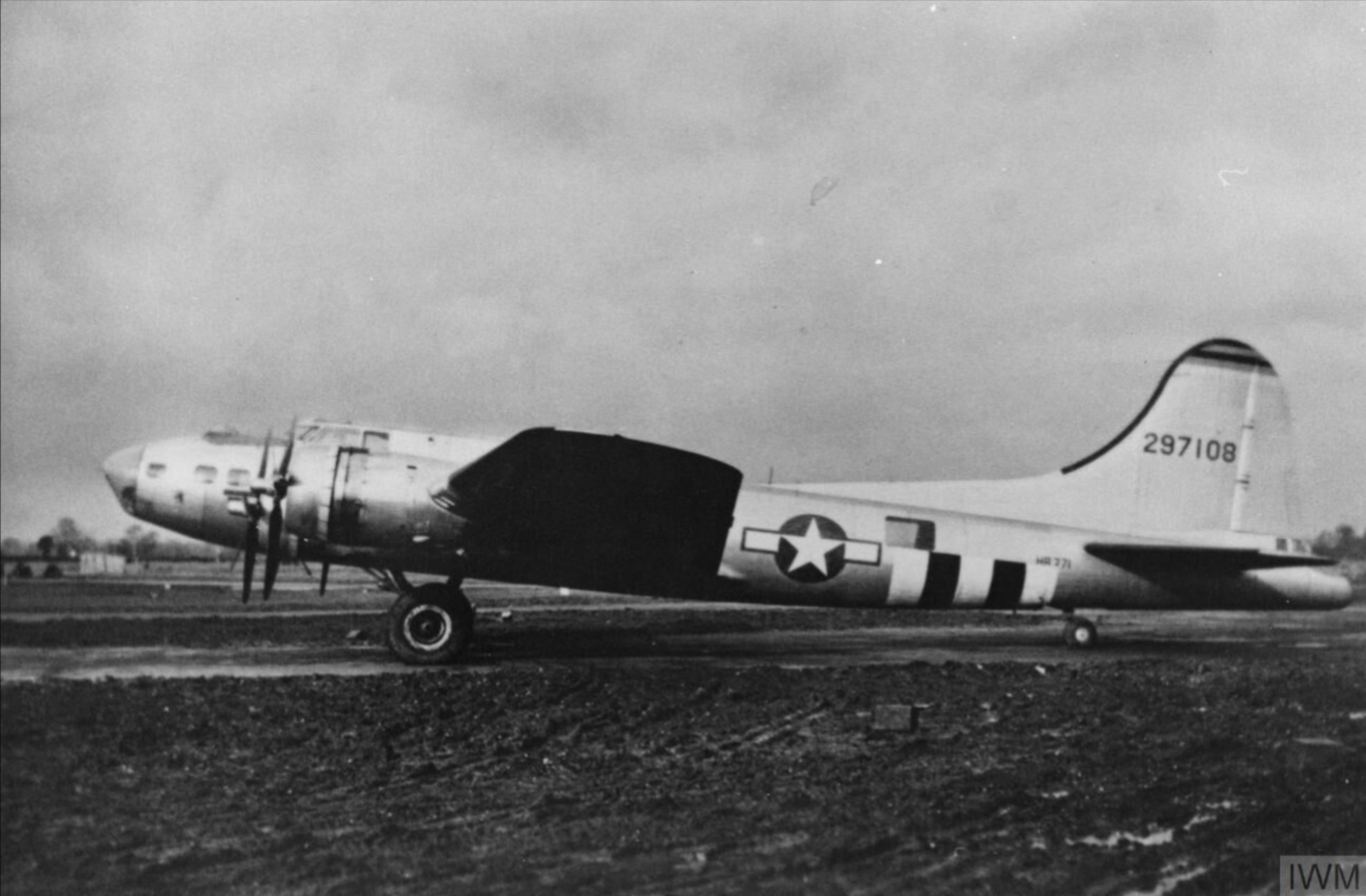 Asisbiz 42 97108 B-17G Fortress 8AF Service Command 1944 FRE3393