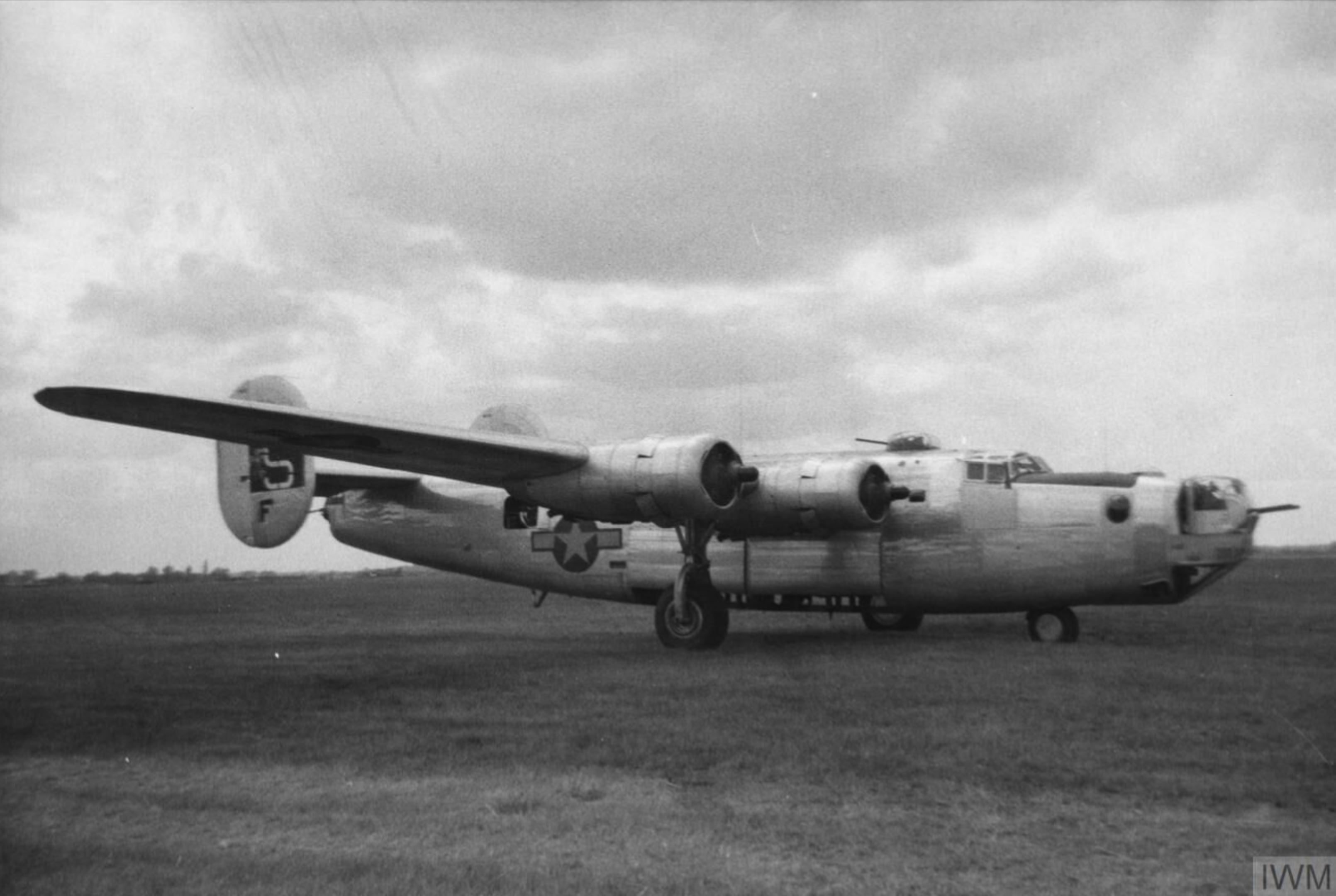 Asisbiz Consolidated B-24J Liberator 8AF 34BG Taxiing England FRE3423