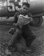 Asisbiz 42 78465 B 24G Liberator 15AF 451BG726BS 53 Patches gunner with a dog mascot before a mission FRE8795