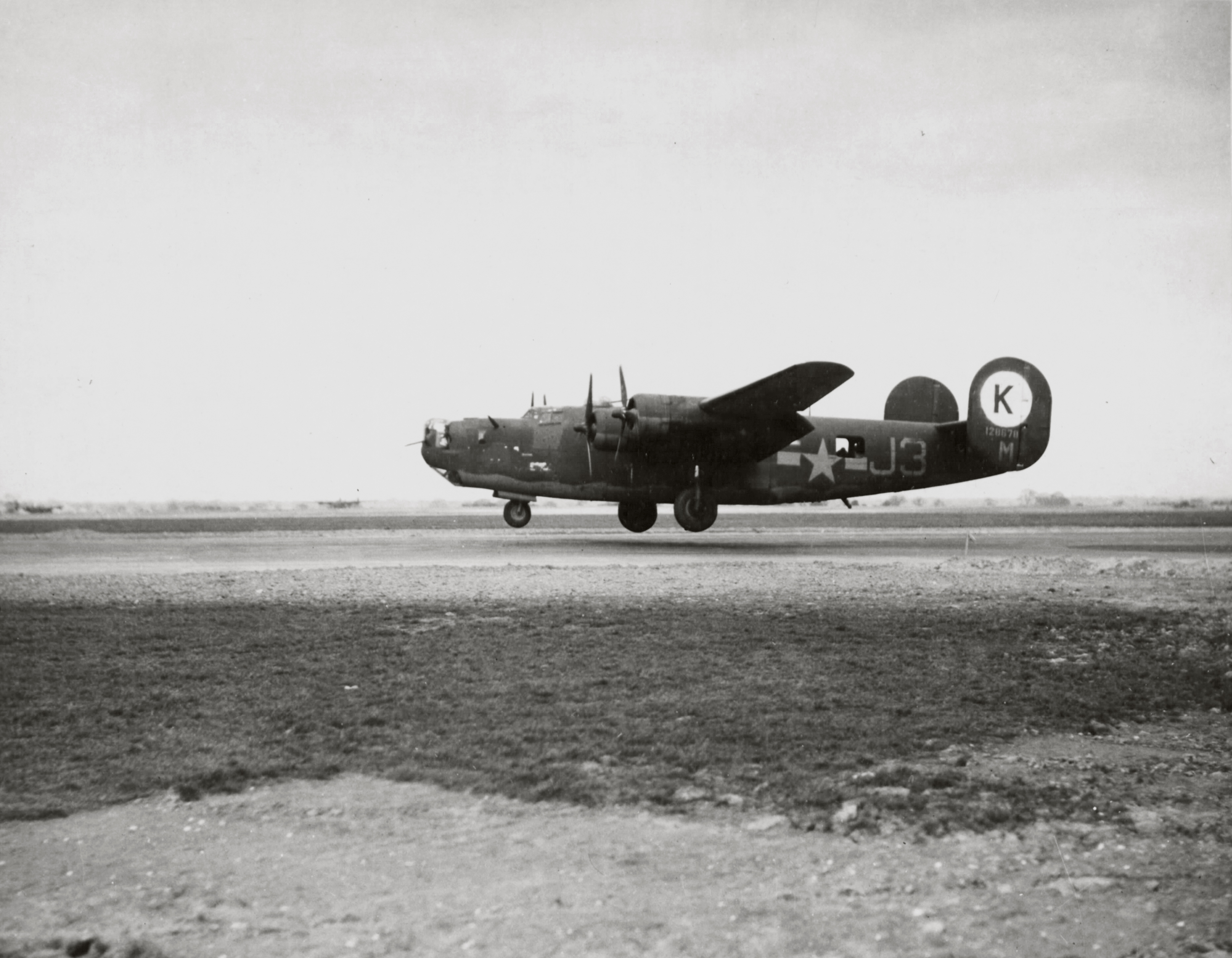 Asisbiz 41 28678 B-24H Liberator 8AF 458BG755BS J3M landing England 01