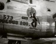 Asisbiz 41 28981 B 24H Liberator 8AF 467BG791BS 4ZV+ Wolves Inc nose art left side FRE8456