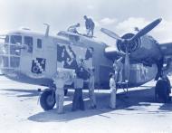 Asisbiz 41 11761 B 24D Liberator 15AF 98BG343BS R The Squaw North Africa 15th Sep 1943 NA1031