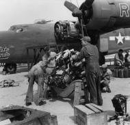 Asisbiz 42 41033 B 24D Liberator 9AF 98BG345BS R Cielito Lindo under going engine repairs 4th Oct 1943 FRE9051