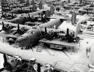 Asisbiz 41 24275 B 24D Liberator under production in the Fort Worth assembly plant USA 1941 01
