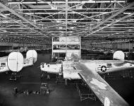 Asisbiz 44 49545 B 24L Liberator under production in the Fort Worth assembly plant USA 1944 01