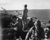 Asisbiz USAAF ground defenses 37mm anti aircraft gun crew somewhere in Andreanoff group 1943 NA1140