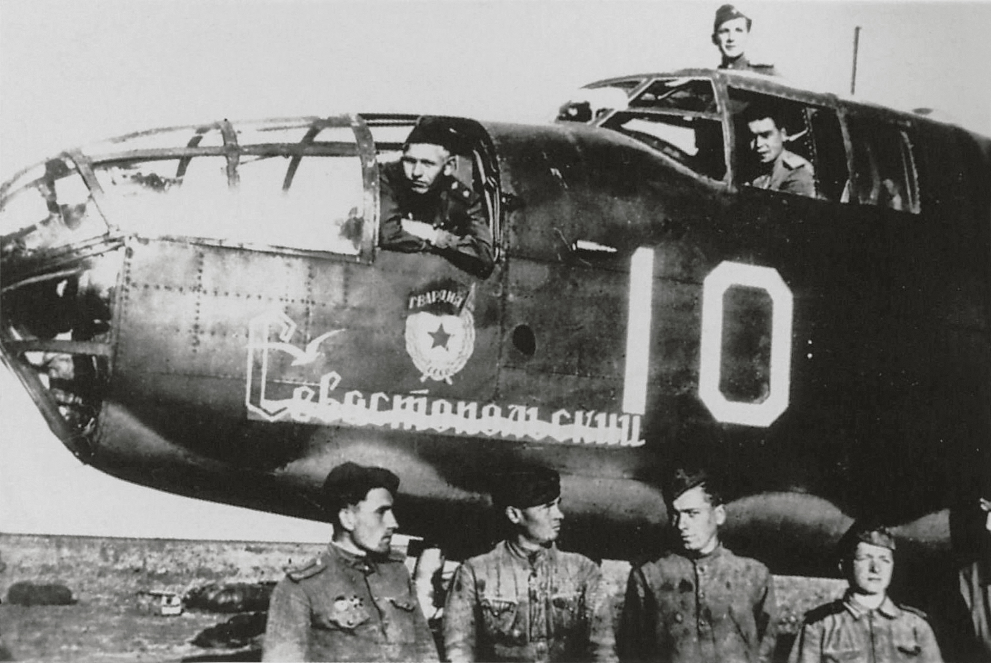 Asisbiz B 25 Mitchell 15GBAP 14GBAD White 10 With Crew At Uman Airfield ...