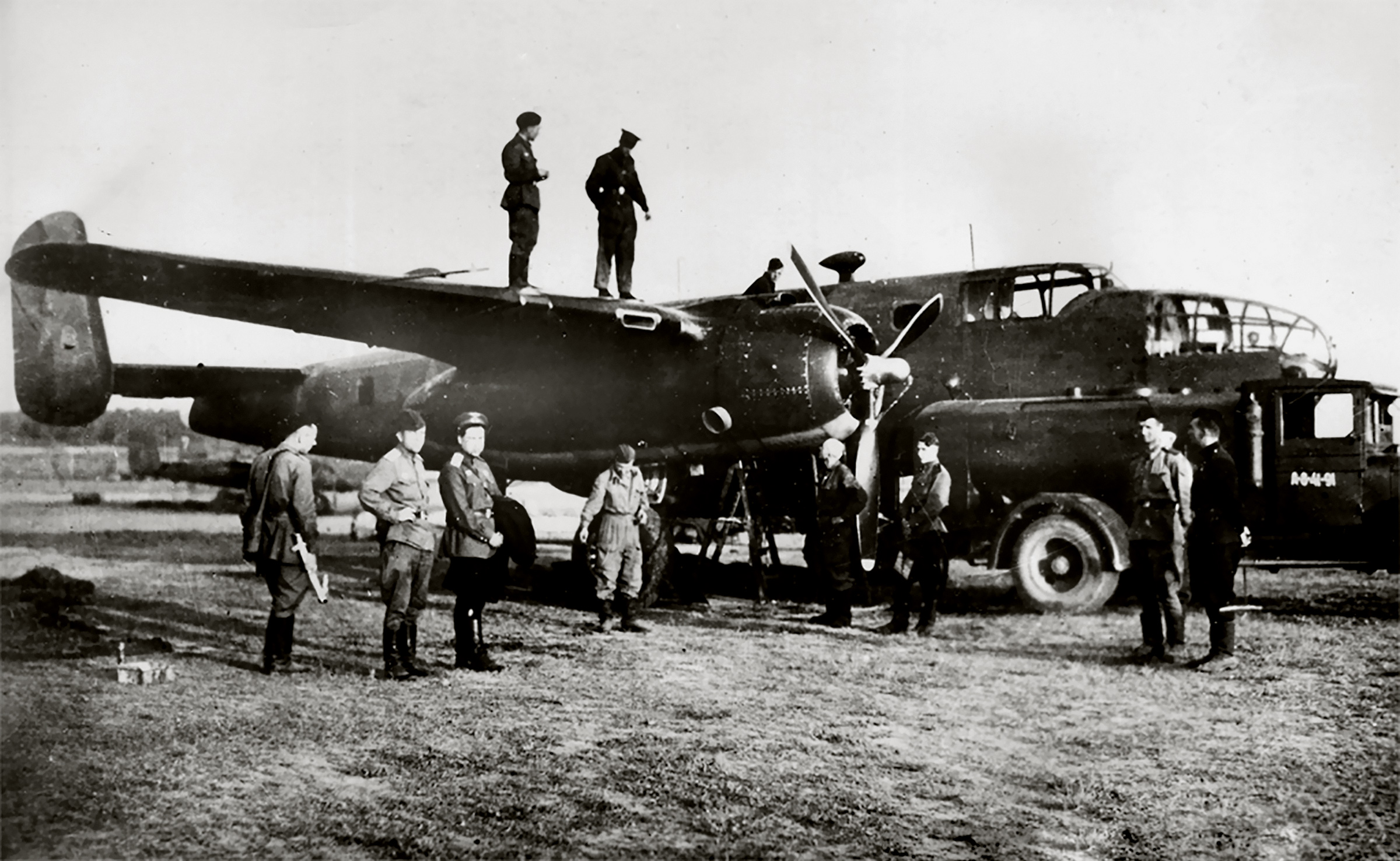 Asisbiz B 25C Mitchell 15GBAP 14GBAD With Crew At Kratovo Airfield ...