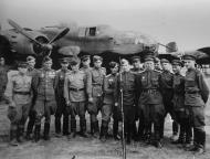 Asisbiz B 25C Mitchell 15GBAP 14GBAD with crew at Kratovo airfield Russia 1943 02