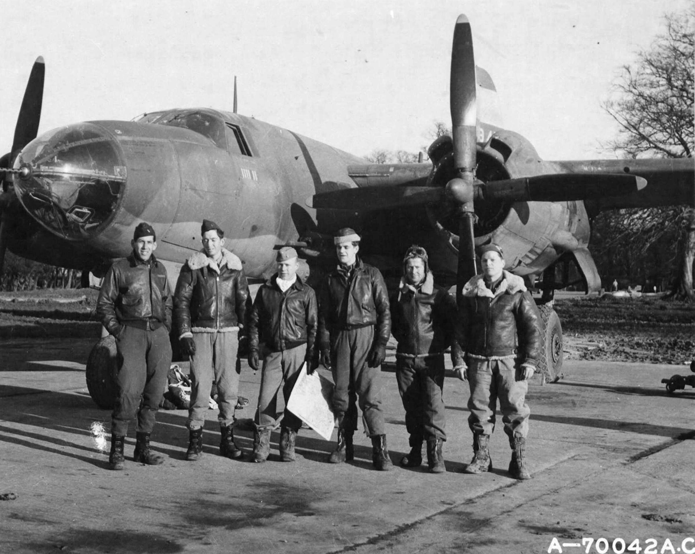 Asisbiz USAAF B-26 Marauder 9AF 386BG552BS With Crew At Their Base In ...