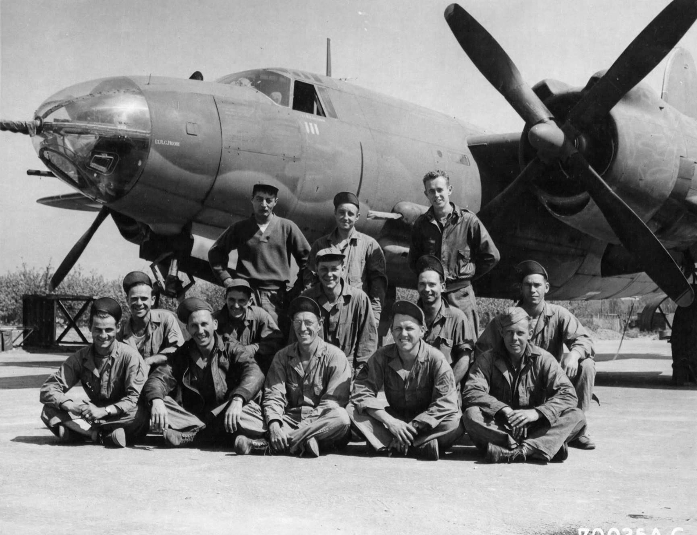 Asisbiz USAAF B-26 Marauder 9AF 386BG553BS With Ground Crew Dunmow ...