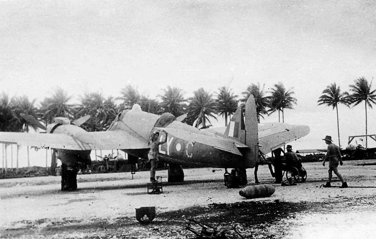 Asisbiz Beaufighter VIC RAAF 30Sqn LYC A19 191 Morotai Island 1944 01