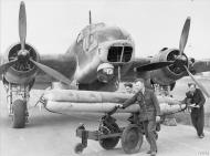 Asisbiz Bristol Beaufort I RAF 22Sqn OAF N1015 being rearmed at Wick July 1941 IWM HU91257