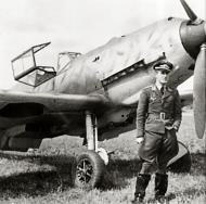 Asisbiz Aircrew Luftwaffe 3.ErprGr210 pilot Horst Marx with his Bf 109E3B France 15th Aug 1940 02