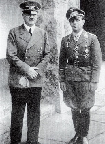 Asisbiz Aircrew Luftwaffe JG2 ace Helmut Wick and Adolf Hitler Oct 1940 01