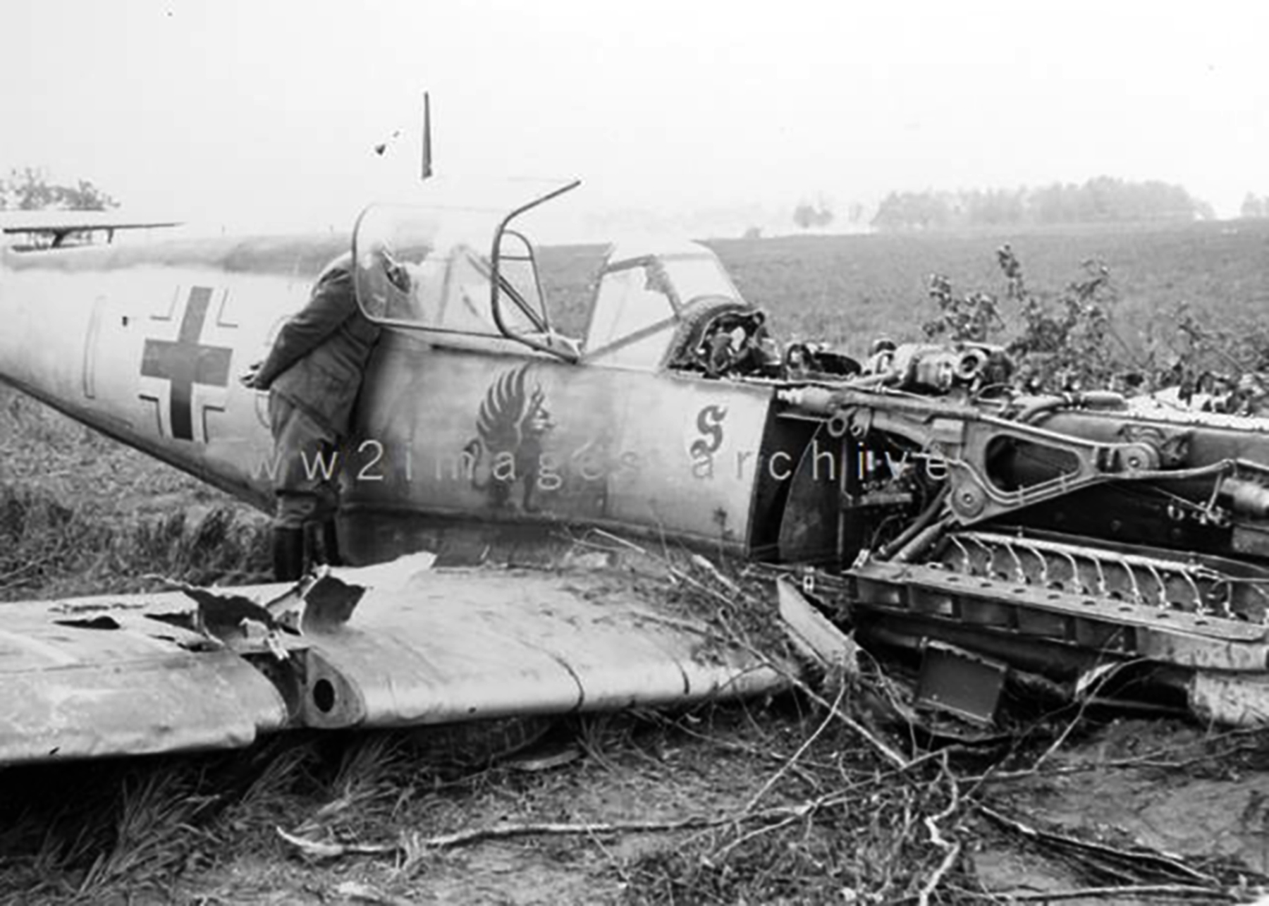 Asisbiz Messerschmitt Bf 109E3 9.JG26 Yellow 3 force landed France Aug ...