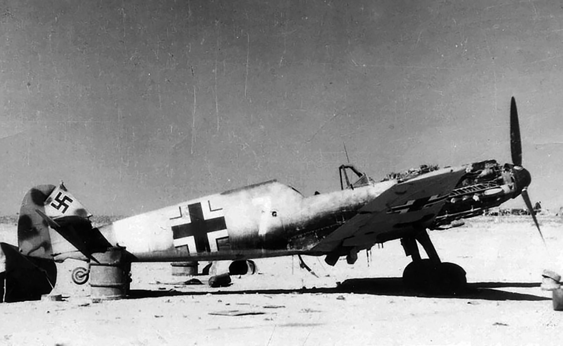 Asisbiz Messerschmitt Bf 109E4Trop 1.JG27 White 7 North Africa 1941 02