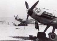 Asisbiz Messerschmitt Bf 109E7Trop 1.JG27 White 1 Wolfgang Redlich getting mission ready Libya 1941 04