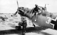 Asisbiz Messerschmitt Bf 109E7Trop 1.JG27 White 3 being prepared for a mission Libya Feb 1942 01