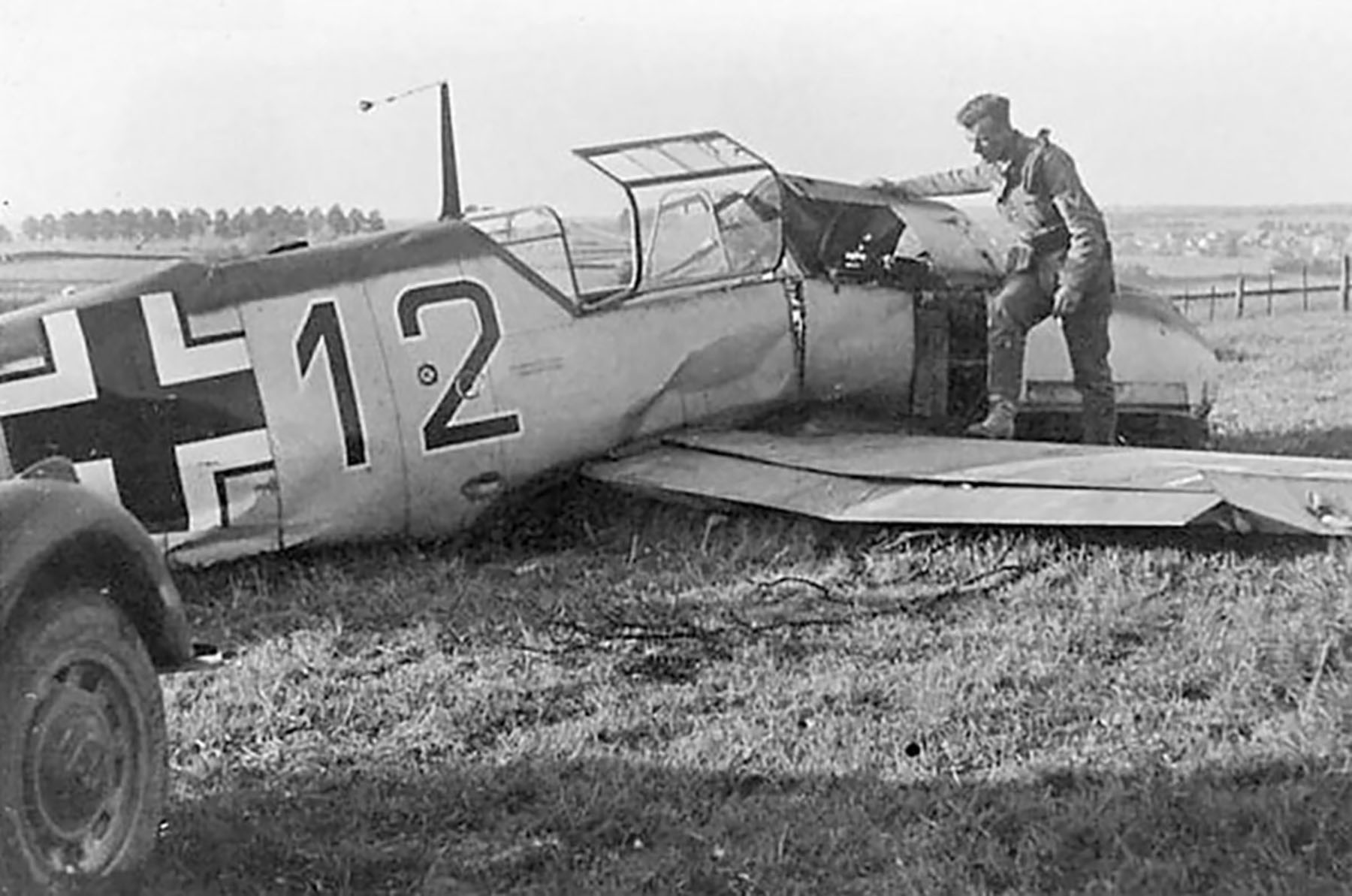 Asisbiz Messerschmitt Bf 109E1 2.JG27 Black 12 crash landing Krefeld ...