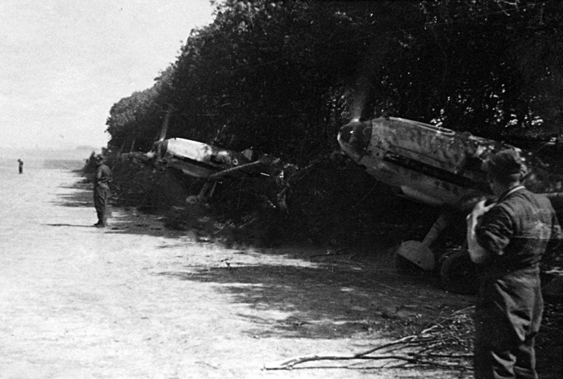 Asisbiz Messerschmitt Bf 109e4 Ijg51 Ready For Take Off Calais France