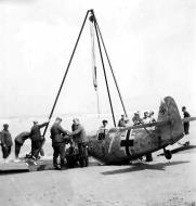 Asisbiz Messerschmitt Bf 109E3 1.JG51 White 7 being hoisted off the beach 1940 01