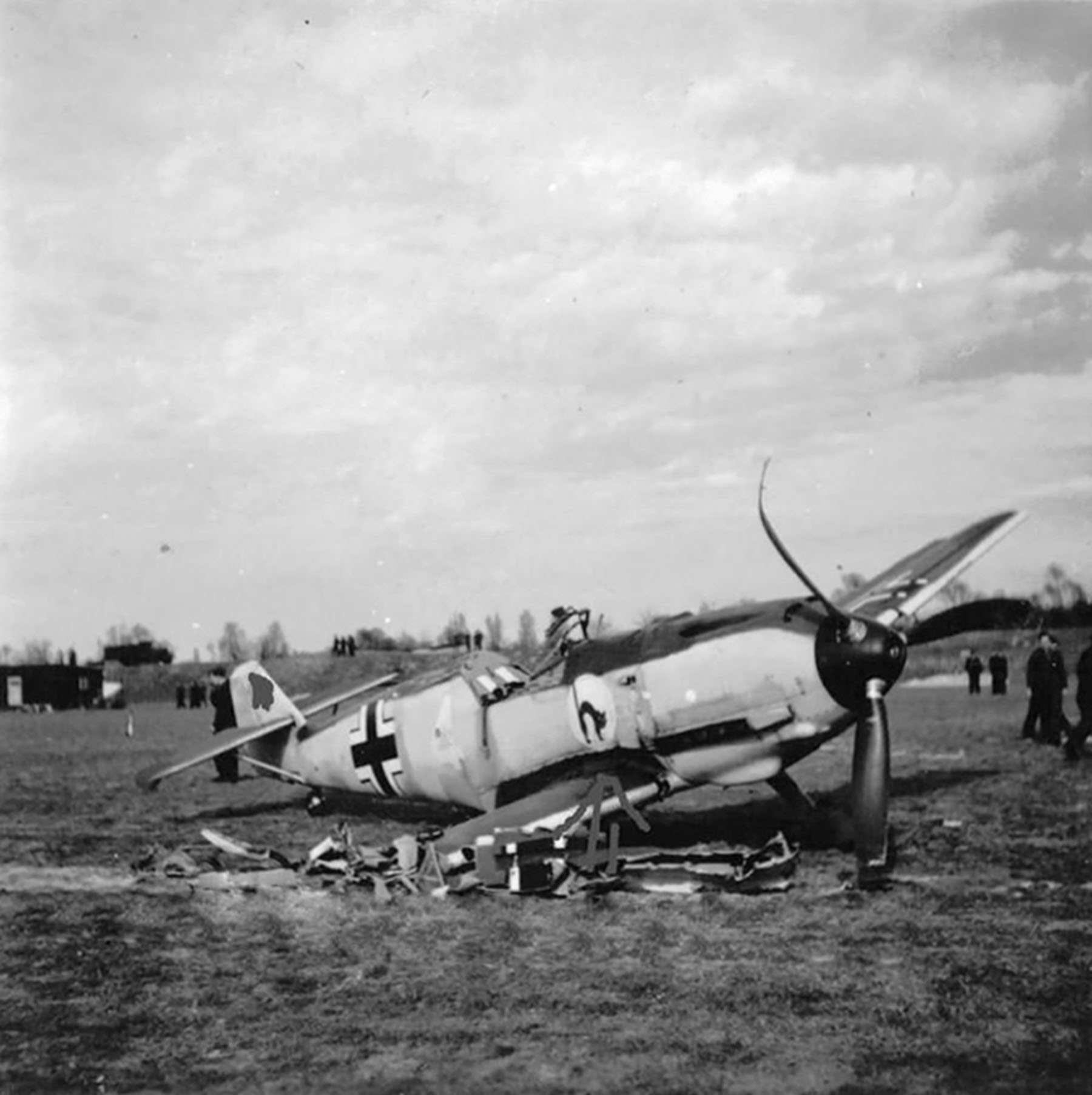 Asisbiz Messerschmitt Bf 109E1 4.JG52 White 4 belly landed France early ...