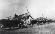 Asisbiz Messerschmitt Bf 109E4 9.JG52 Yellow 7 line up late 1940 01